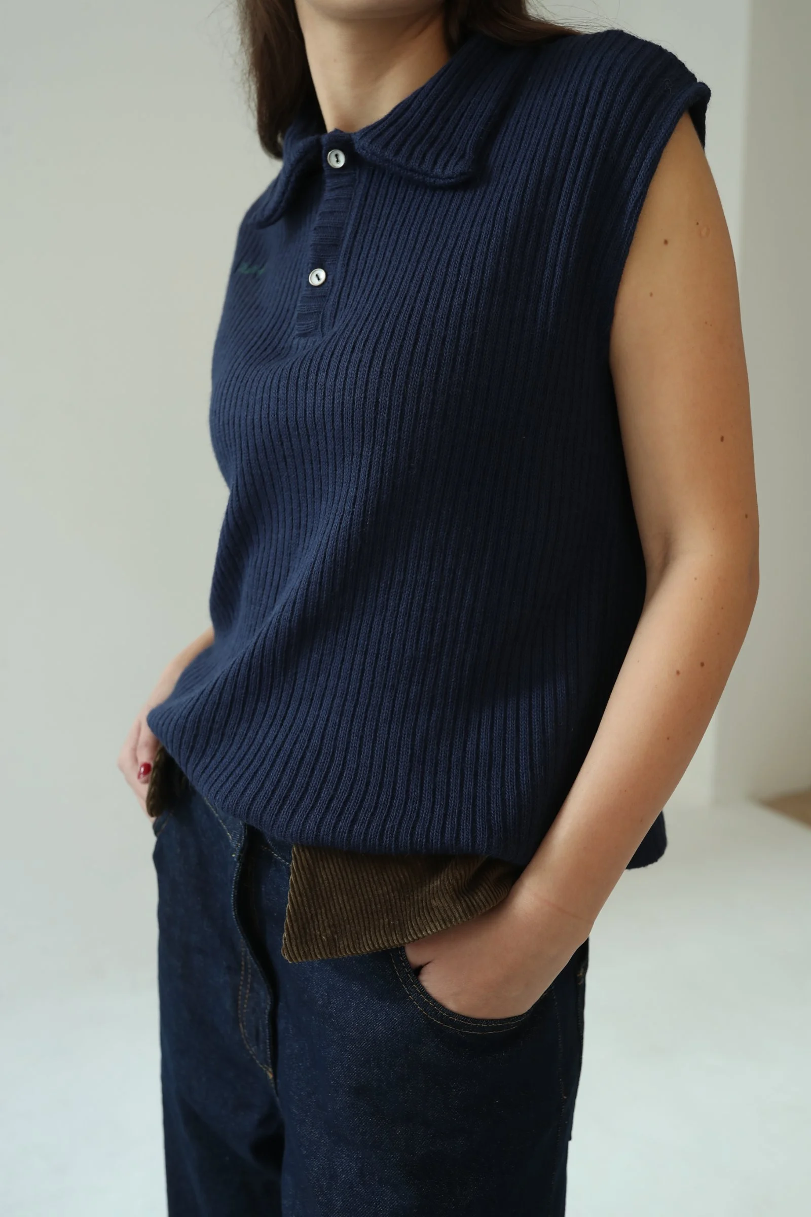 AV1I7411